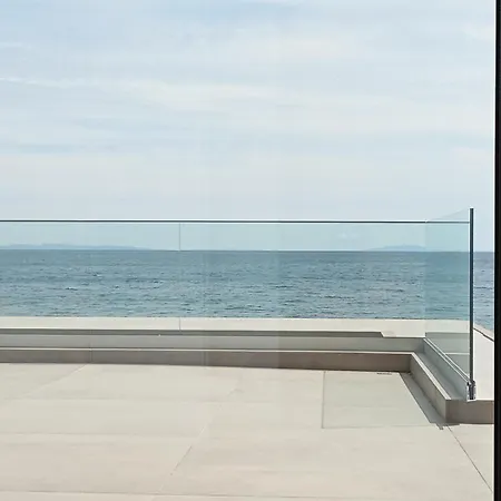 Appartement Sun And Sea - Beachfront, 2 Bedrooms With Sea View & Garden *