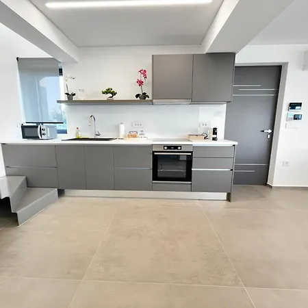 Sun And Sea - Beachfront, 2 Bedrooms With Sea View & Garden *