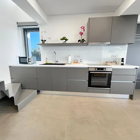 Sun And Sea - Beachfront, 2 Bedrooms With Sea View & Garden