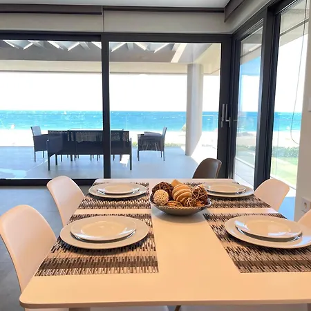 Sun And Sea - Beachfront, 2 Bedrooms With Sea View & Garden *