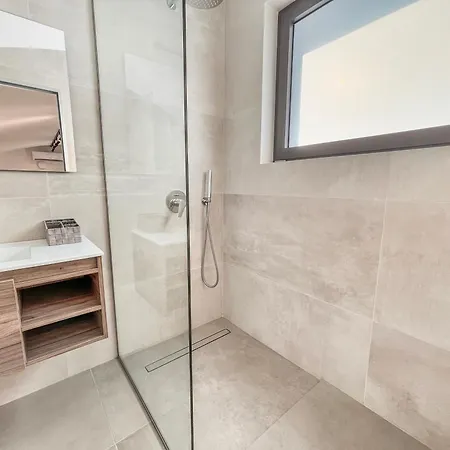 Appartement Sun And Sea - Beachfront, 2 Bedrooms With Sea View & Garden *