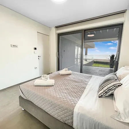 Appartement Sun And Sea - Beachfront, 2 Bedrooms With Sea View & Garden