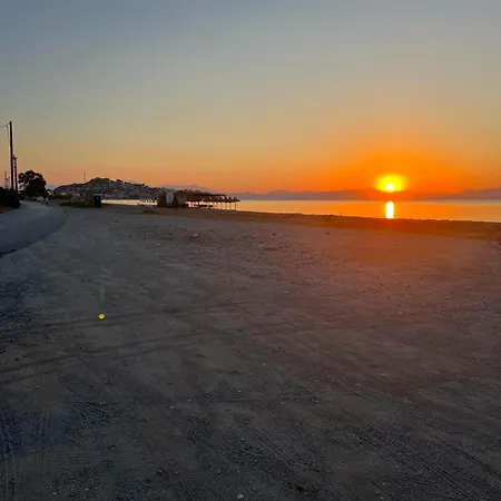 Sun And Sea - Beachfront, 2 Bedrooms With Sea View & Garden Parálion Ástros