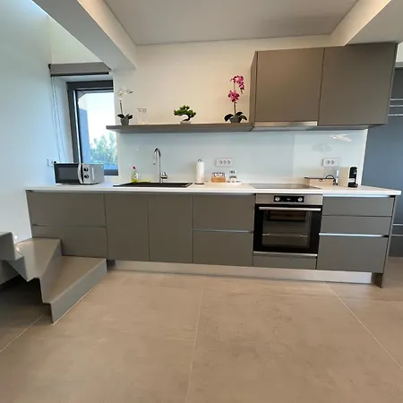 Appartement Sun And Sea - Beachfront, 2 Bedrooms With Sea View & Garden *