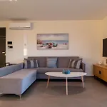 Διαμέρισμα Sun And Sea - Beachfront, 2 Bedrooms With Sea View & Garden *