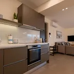 Appartement Sun And Sea - Beachfront, 2 Bedrooms With Sea View & Garden