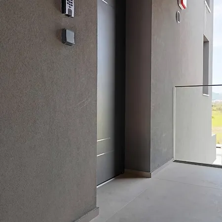 Sun And Sea - Beachfront, 2 Bedrooms With Sea View & Garden Apartman *