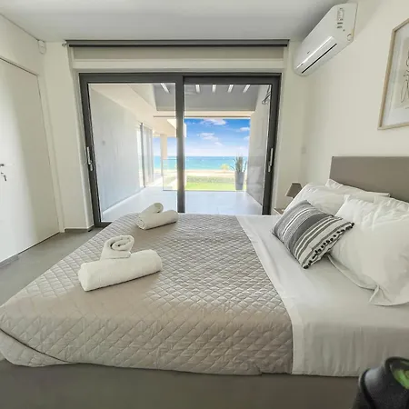 Sun And Sea - Beachfront, 2 Bedrooms With Sea View & Garden Апартаменты