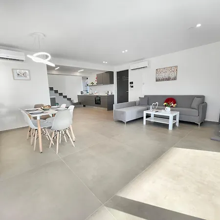 Sun And Sea - Beachfront, 2 Bedrooms With Sea View & Garden *