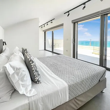 Sun And Sea - Beachfront, 2 Bedrooms With Sea View & Garden