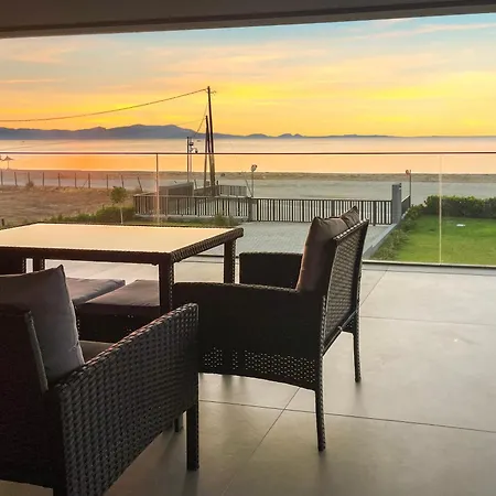 Apartman Sun And Sea - Beachfront, 2 Bedrooms With Sea View & Garden