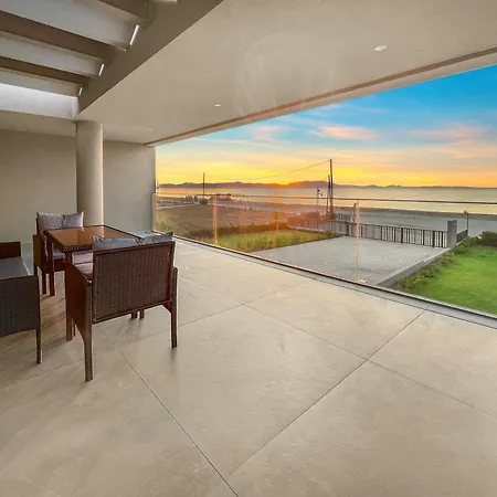 Apartman Sun And Sea - Beachfront, 2 Bedrooms With Sea View & Garden *