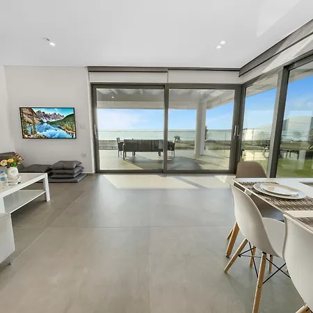 Daire Sun And Sea - Beachfront, 2 Bedrooms With Sea View & Garden