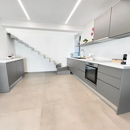 Апартаменты Sun And Sea - Beachfront, 2 Bedrooms With Sea View & Garden Паралион-Астрос