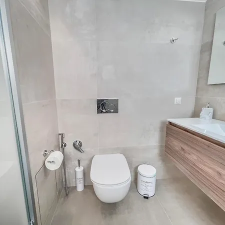 Sun And Sea - Beachfront, 2 Bedrooms With Sea View & Garden Апартаменты