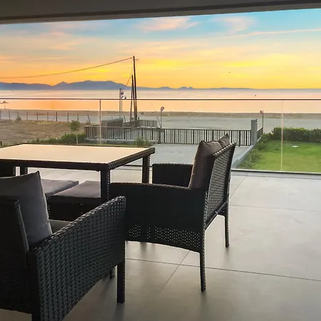 Sun And Sea - Beachfront, 2 Bedrooms With Sea View & Garden *