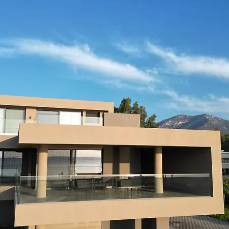 Апартаменты Sun And Sea - Beachfront, 2 Bedrooms With Sea View & Garden *