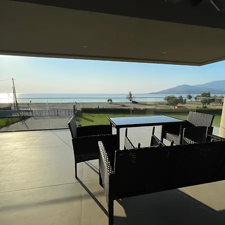 Апартаменты Sun And Sea - Beachfront, 2 Bedrooms With Sea View & Garden *