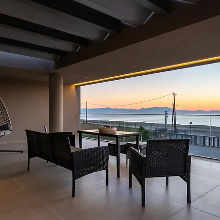 Sun And Sea - Beachfront, 2 Bedrooms With Sea View & Garden Apartman *