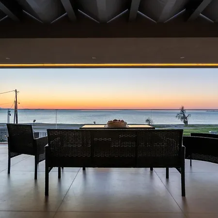 Sun And Sea - Beachfront, 2 Bedrooms With Sea View & Garden Апартаменты