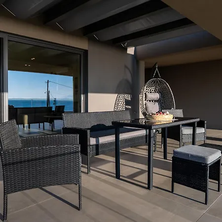 Sun And Sea - Beachfront, 2 Bedrooms With Sea View & Garden Appartement