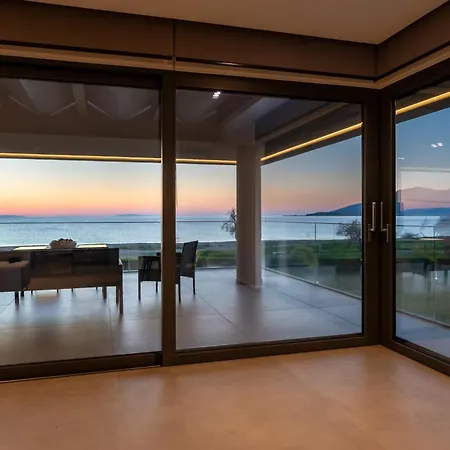 Апартаменты Sun And Sea - Beachfront, 2 Bedrooms With Sea View & Garden Паралион-Астрос