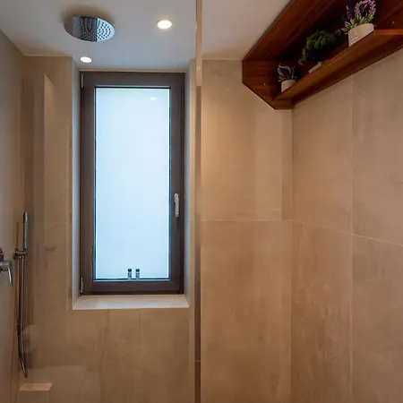 Апартаменты Sun And Sea - Beachfront, 2 Bedrooms With Sea View & Garden *