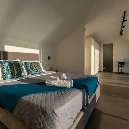 Апартаменты Sun And Sea - Beachfront, 2 Bedrooms With Sea View & Garden