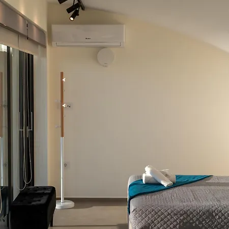 Sun And Sea - Beachfront, 2 Bedrooms With Sea View & Garden Паралион-Астрос
