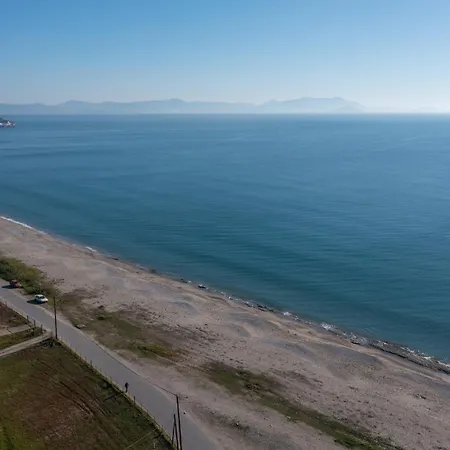 Appartement Sun And Sea - Beachfront, 2 Bedrooms With Sea View & Garden