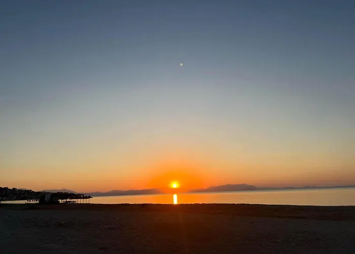 Sun And Sea - Beachfront, 2 Bedrooms With Sea View & Garden