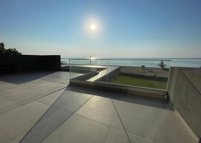 Sun And Sea - Beachfront, 2 Bedrooms With Sea View & Garden Apartamento Parálion Ástros