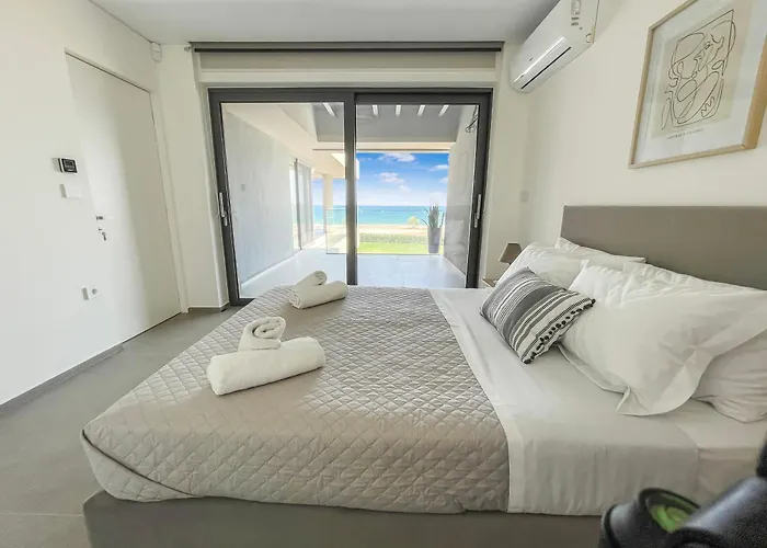 Sun And Sea - Beachfront, 2 Bedrooms With Sea View & Garden Apartamento