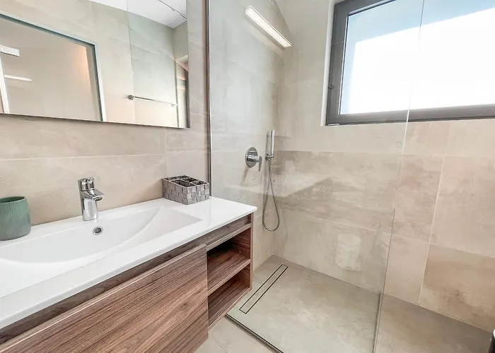 Apartamento Sun And Sea - Beachfront, 2 Bedrooms With Sea View & Garden *