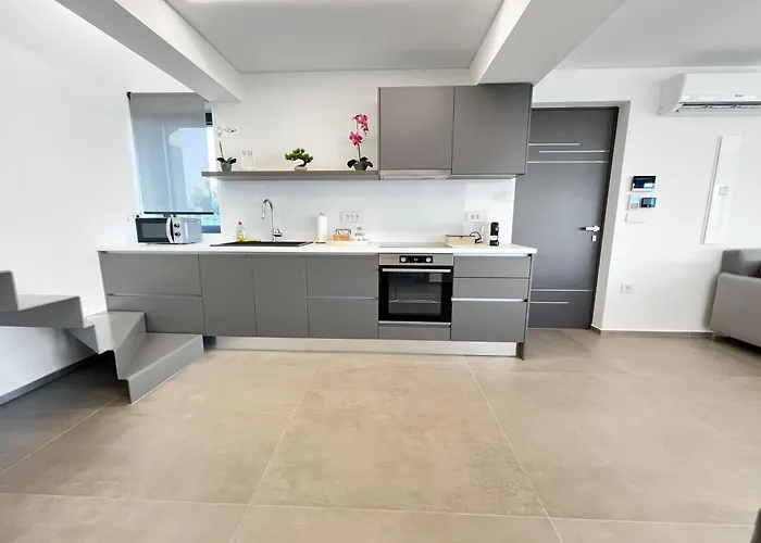 Sun And Sea - Beachfront, 2 Bedrooms With Sea View & Garden *