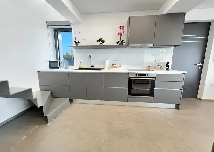 Sun And Sea - Beachfront, 2 Bedrooms With Sea View & Garden