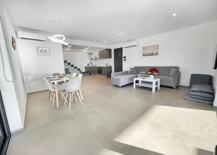 Sun And Sea - Beachfront, 2 Bedrooms With Sea View & Garden *