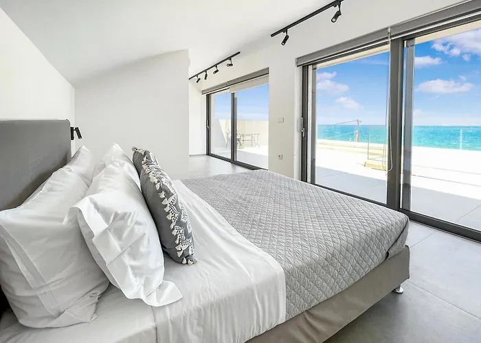 Sun And Sea - Beachfront, 2 Bedrooms With Sea View & Garden