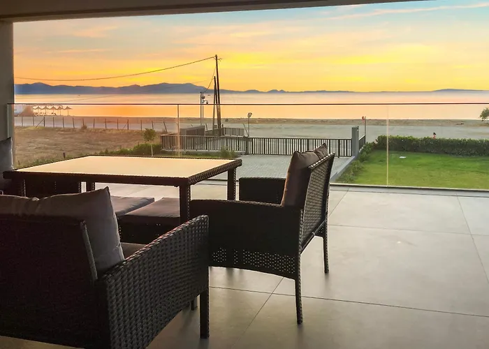 Apartamento Sun And Sea - Beachfront, 2 Bedrooms With Sea View & Garden