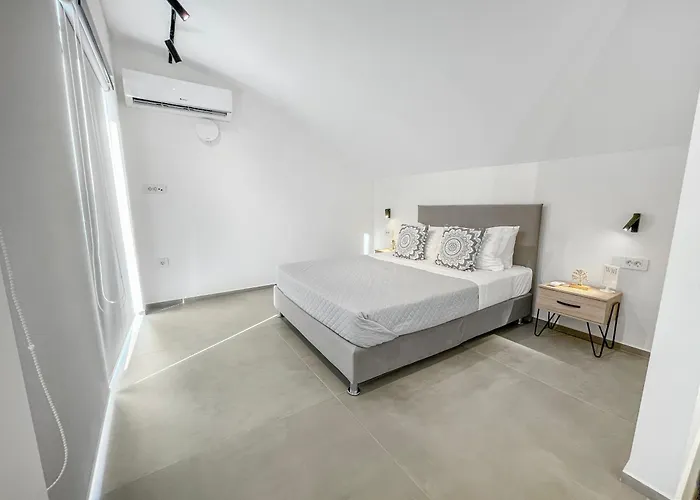 Sun And Sea - Beachfront, 2 Bedrooms With Sea View & Garden Apartamento Parálion Ástros