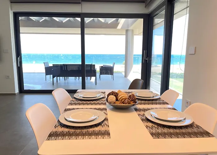 Sun And Sea - Beachfront, 2 Bedrooms With Sea View & Garden *