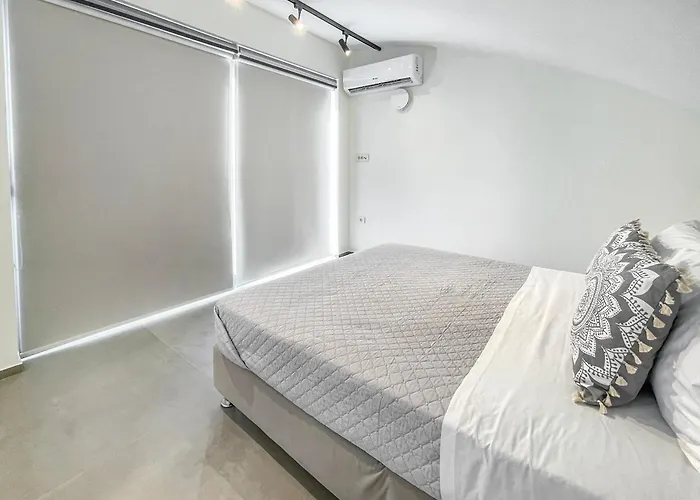 Sun And Sea - Beachfront, 2 Bedrooms With Sea View & Garden Parálion Ástros