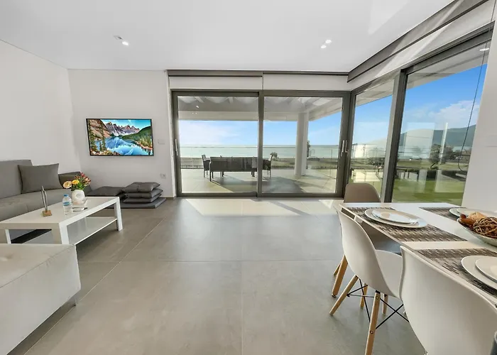 Apartamento Sun And Sea - Beachfront, 2 Bedrooms With Sea View & Garden