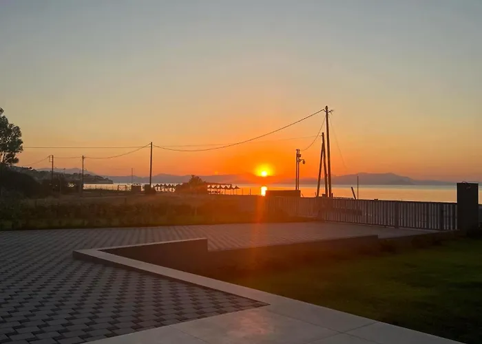 Sun And Sea - Beachfront, 2 Bedrooms With Sea View & Garden