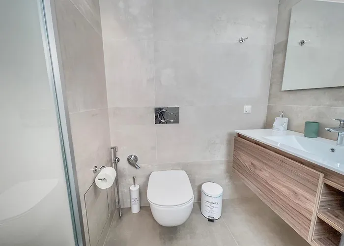 Sun And Sea - Beachfront, 2 Bedrooms With Sea View & Garden Apartamento