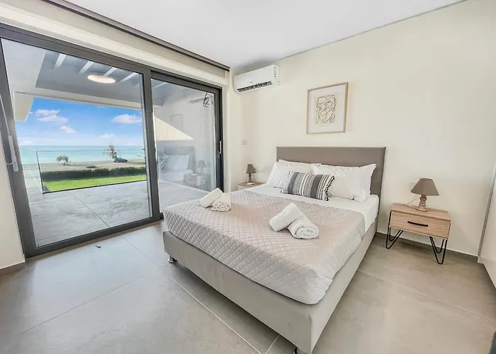 Sun And Sea - Beachfront, 2 Bedrooms With Sea View & Garden Apartamento *