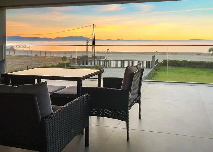 Sun And Sea - Beachfront, 2 Bedrooms With Sea View & Garden *