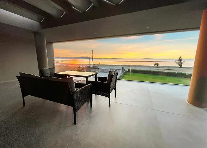 Sun And Sea - Beachfront, 2 Bedrooms With Sea View & Garden Apartamento