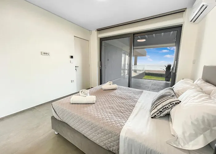 Apartamento Sun And Sea - Beachfront, 2 Bedrooms With Sea View & Garden