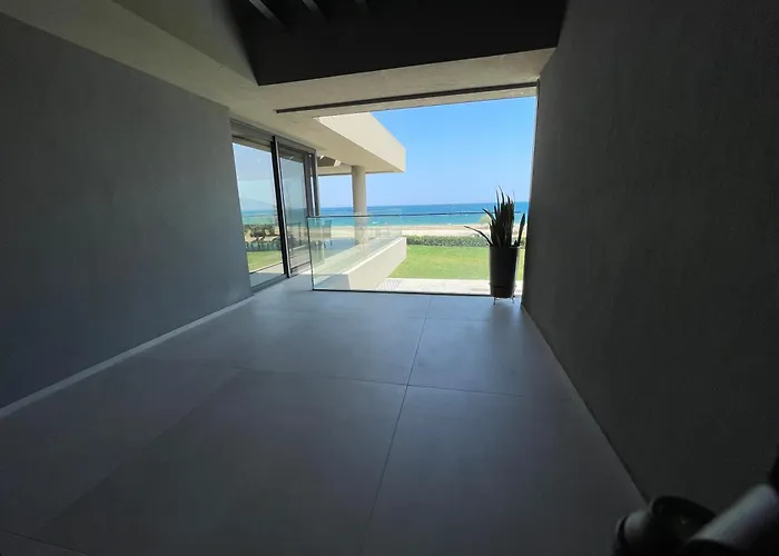 Sun And Sea - Beachfront, 2 Bedrooms With Sea View & Garden Apartamento Parálion Ástros